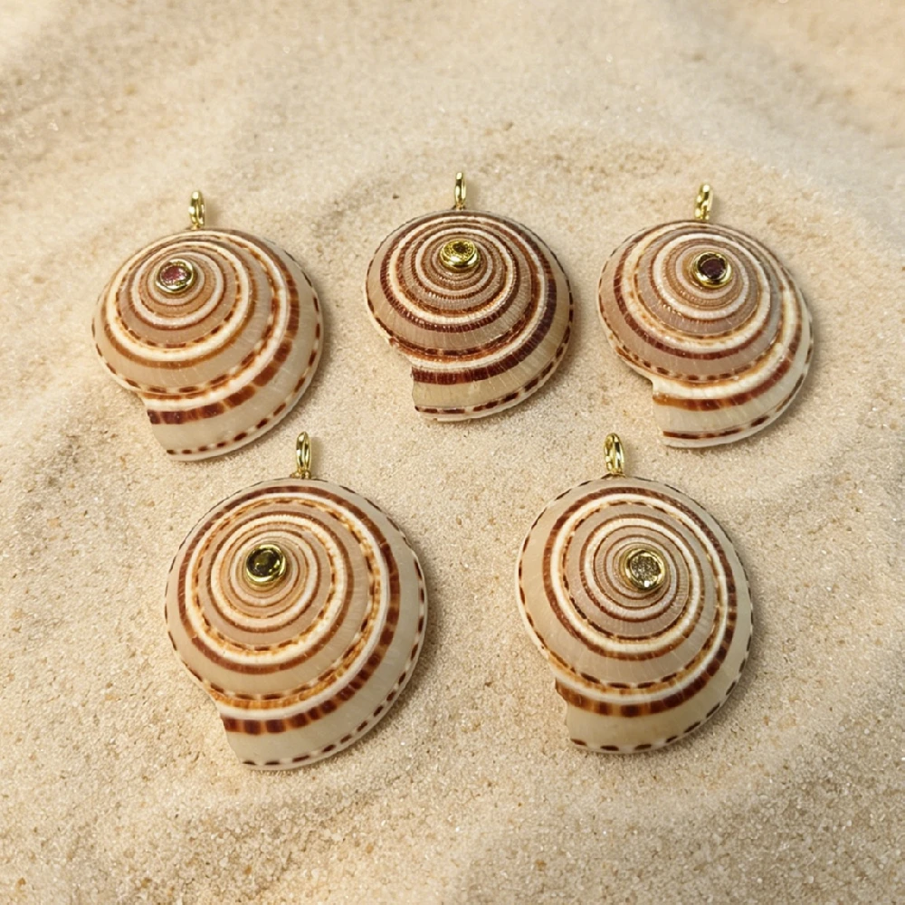 Breloques coquillages naturels en spirale style bohème pour l'été et la plage, avec anneau supérieur plaqué or et centre en cristal, composant DIY P2D672