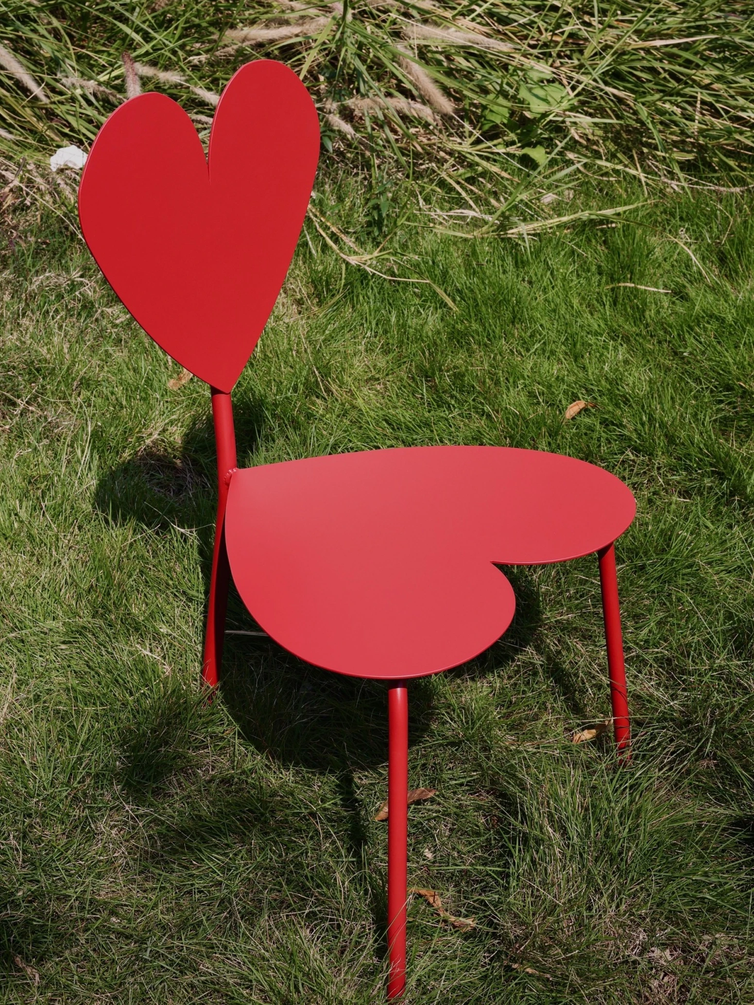 Heart-Shaped & Red Design Chair Minimalistic Metal Modern Art