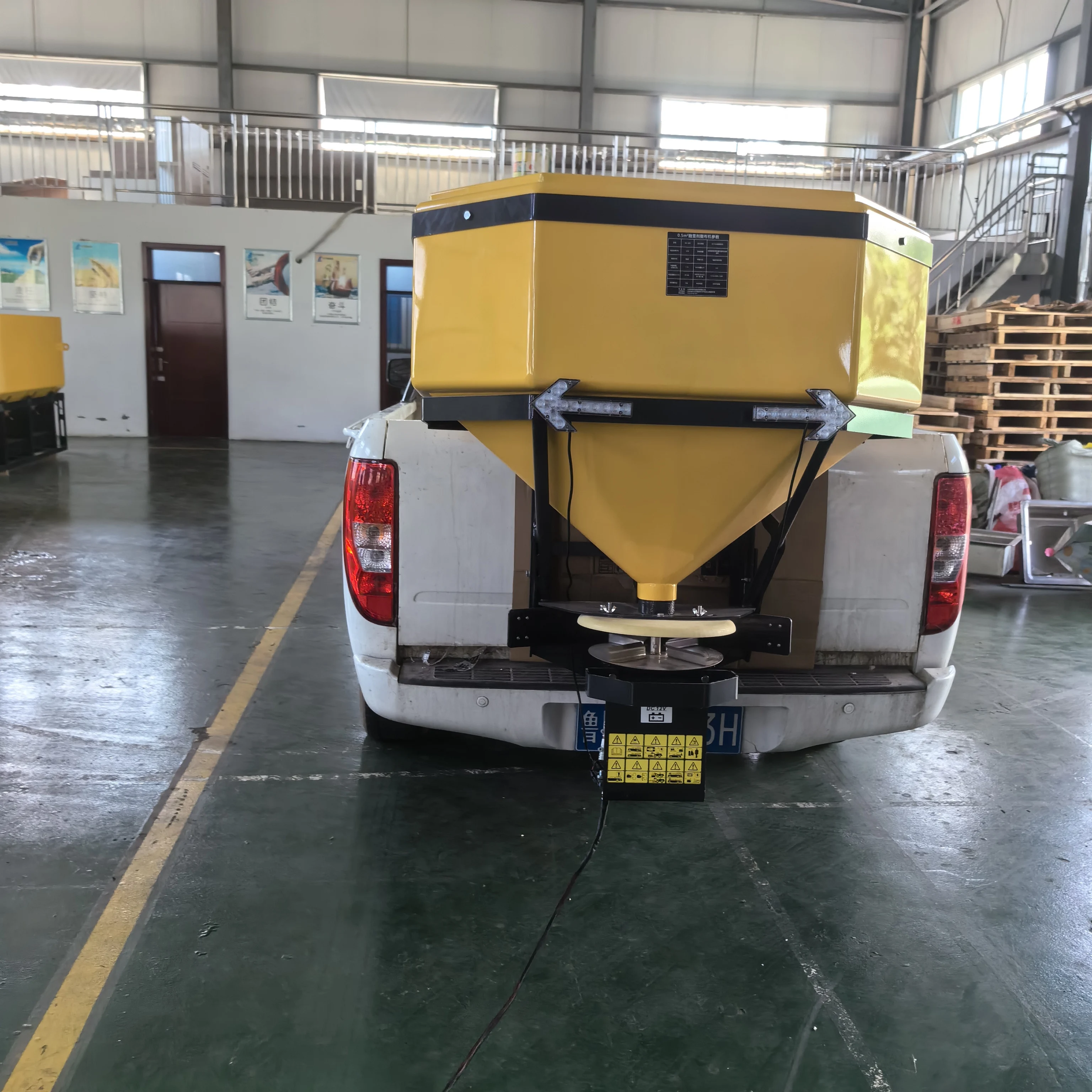Snow Melting Agent Spreader Highway Salt Melting Equipment Fine Salt Dry Sand De-icing Agent Snow Road Salt Melting Machine