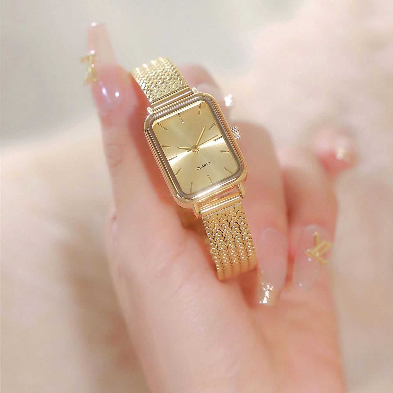 ساعة MAYZHISU الفاخرة الخفيفة للنساء بحزام من الفولاذ المقاوم للصدأ وأذن القمح كوارتز للنساء ساعة يد نسائية على مدار الساعة للسيدات