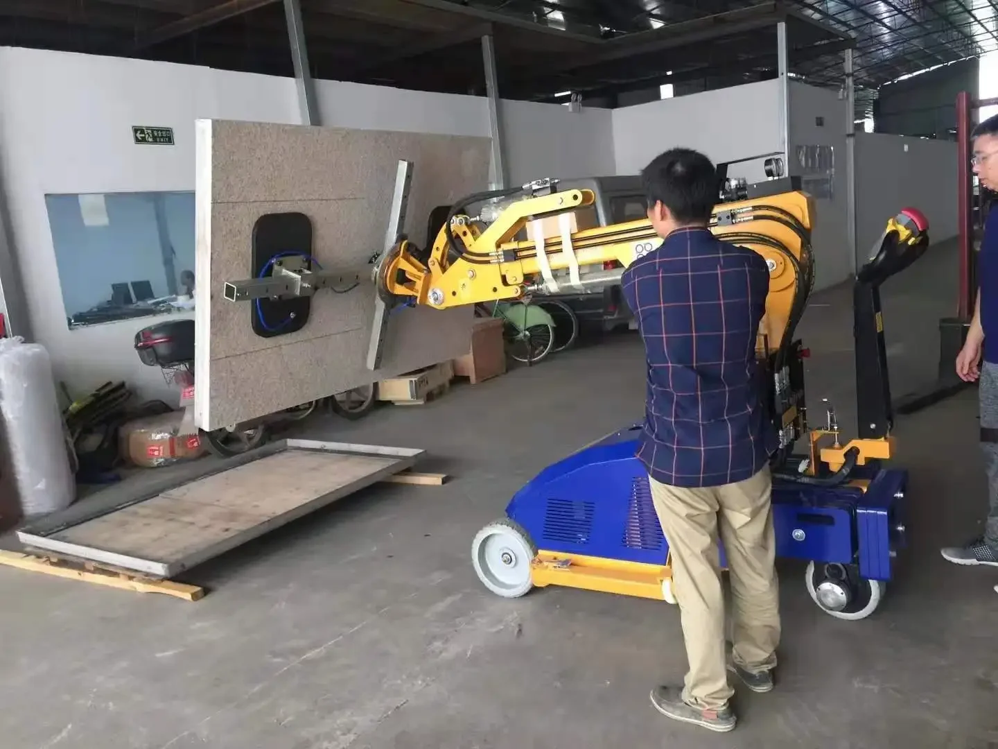 YG Customized Mobile 800kg Battery Vacuum Lifter Glass Installation Robot Glass Lifter Robot Windows Installation Machine