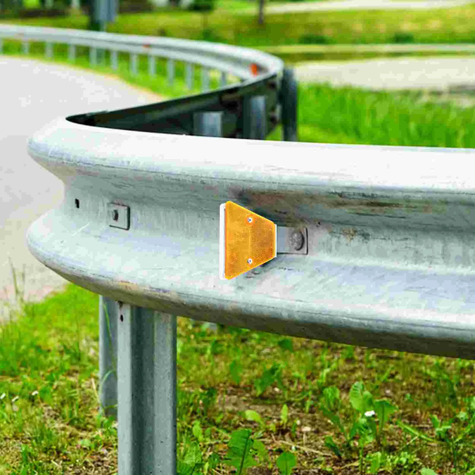 2 stuks trapeziumvormige omtrek driehoekige reflectoren aan het langs de weg opritmarkeringen reflecterende noppen directioneel metalen bord