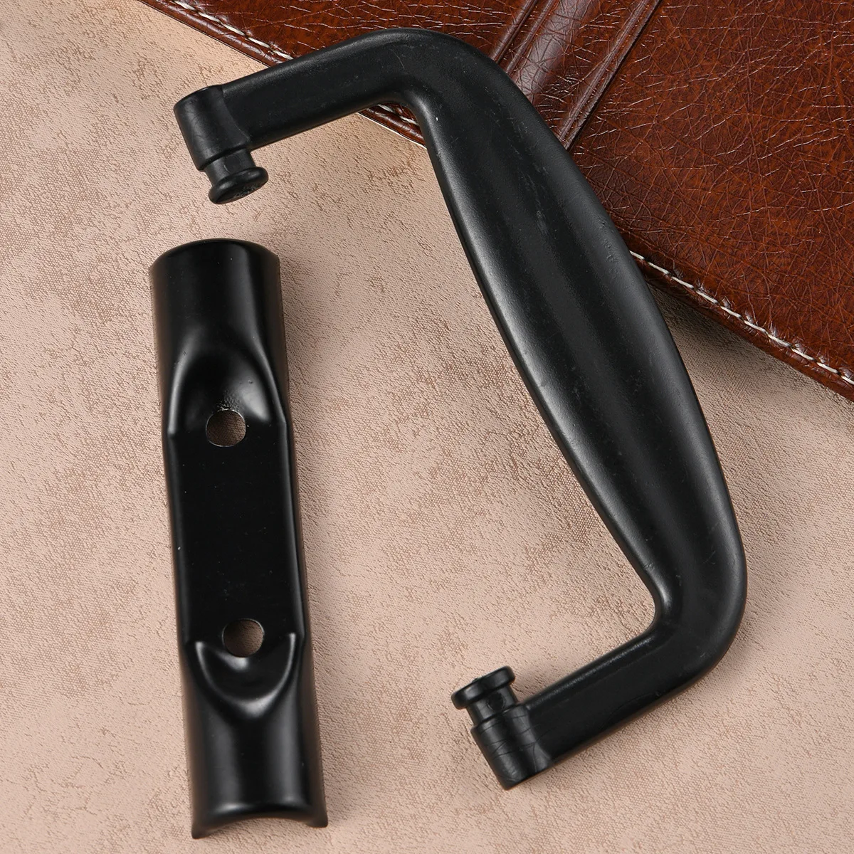 The Stylish Black Suitcase Plastic Handle Is Perfectly Combined with The Aluminum Case Handle