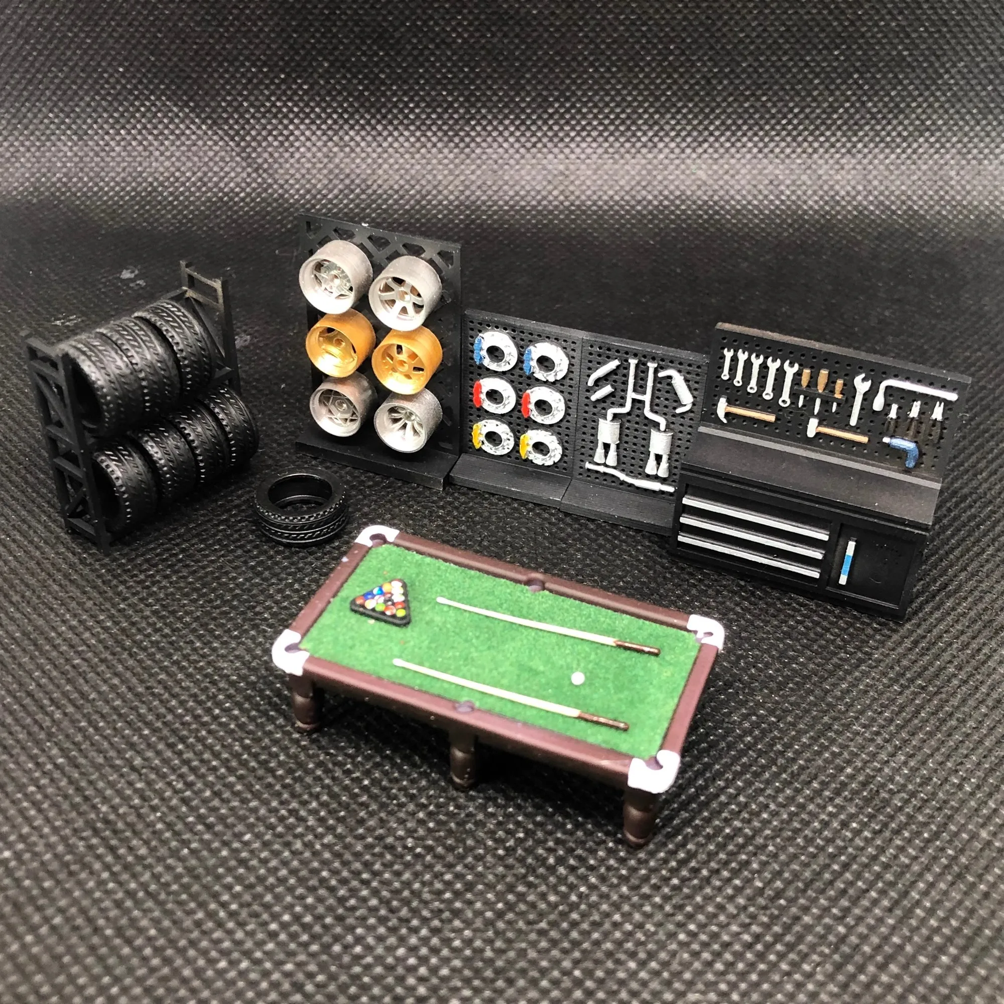 1:64 Garage Scene Tire Rack Tool Table Red Brick Graffiti American Garage Props Decoration Display