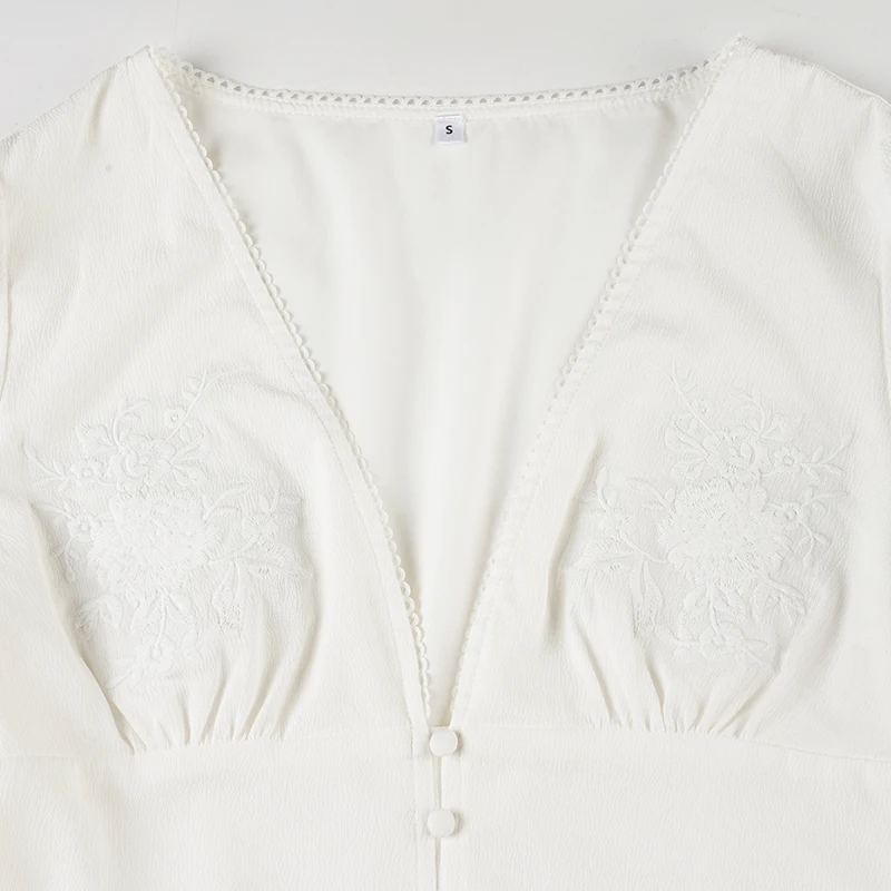 SUCHCUTE Boho Französisches Urlaubs-Minikleid für Damen mit tiefem V-Ausschnitt, Stickerei, Glockenärmeln, Knopfleiste vorne und doppellagigem Rüschensaum. – Detail 5
