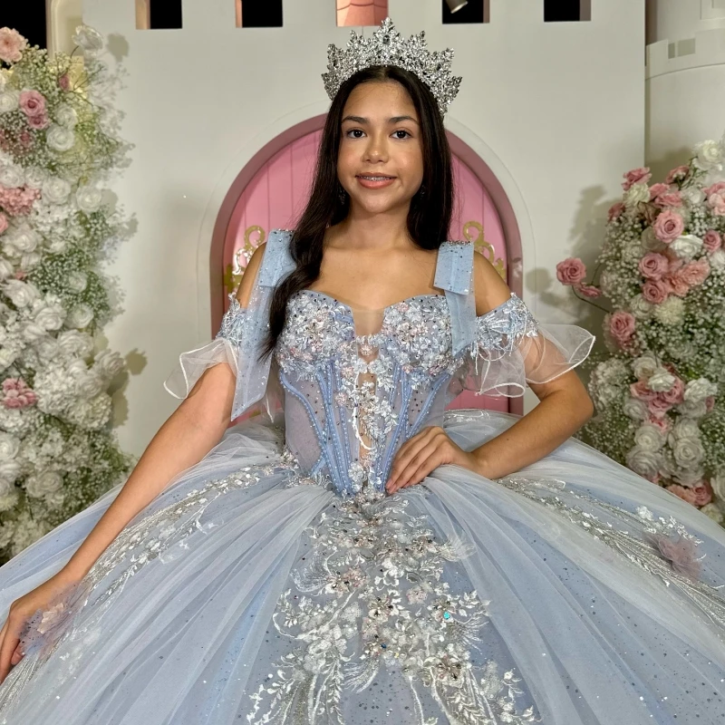 فساتين Quinceanera لامعة باللون الأزرق السماوي فستان حفلة قبالة الكتف مزين بالزهور مطرز بالكريستال تول حفلة عيد ميلاد حلو 16 فستان