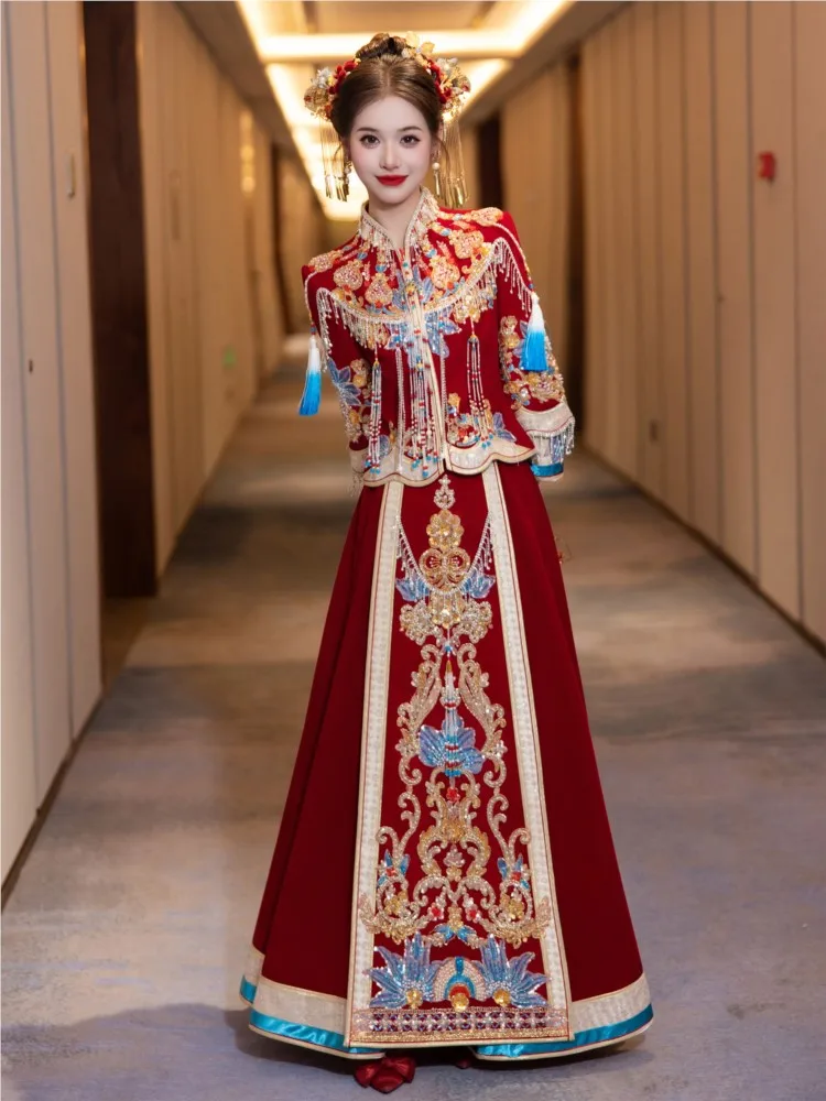 

The new Chinese-style wedding dress for brides features a elaborate phoenix crown and red cape