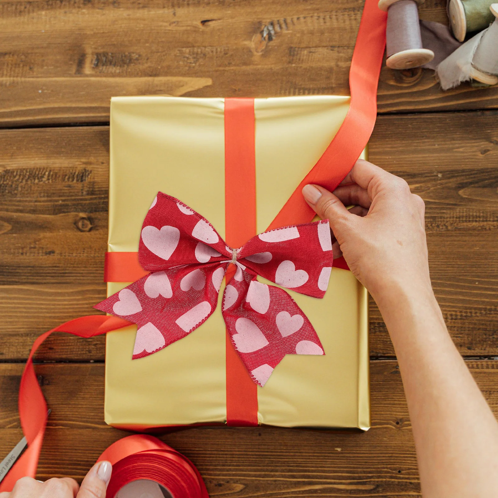 

2Pcs Valentine Bow Decoration Heart Print Romantic Love Themed Bow for Wedding Present Wrapping Festive Valentine Day Decor