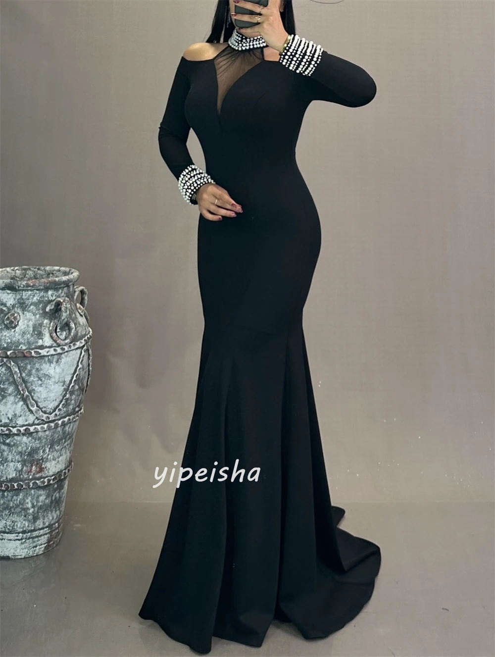 Abiti lunghi personalizzati in jersey elegante stile moderno con perline e pieghe a sirena con collo alto Abiti da cerimonia su misura Taglie disponibili