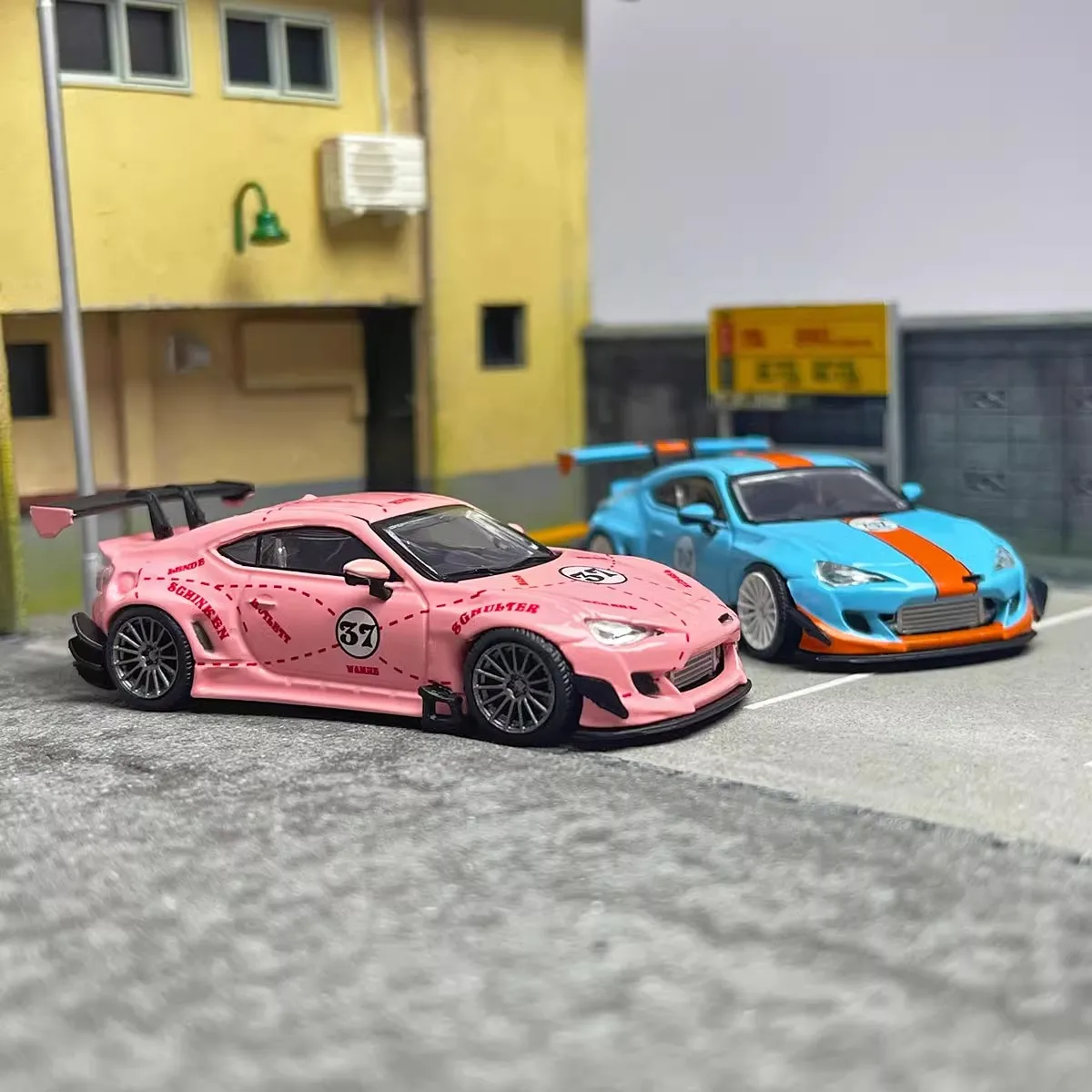 LM 1:64 Scale Rocket Rabbit 86GT With Doll Wide-body 86 Pink Pig Alloy Car Model Collection Display Toy Gifts