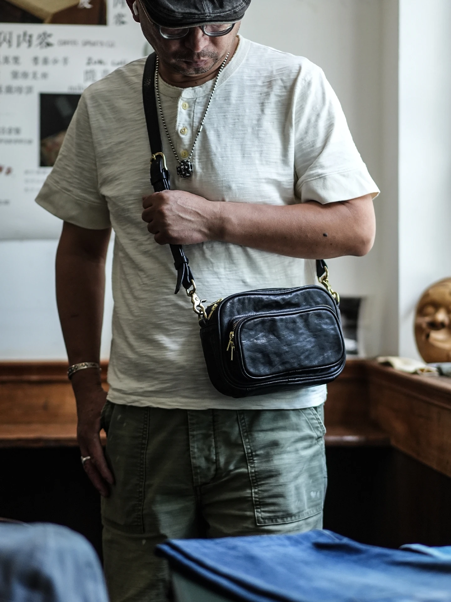 casual designer luxury high-quality genuine leather men's crossbody bag simple vintage handmade real leather shoulder bag.