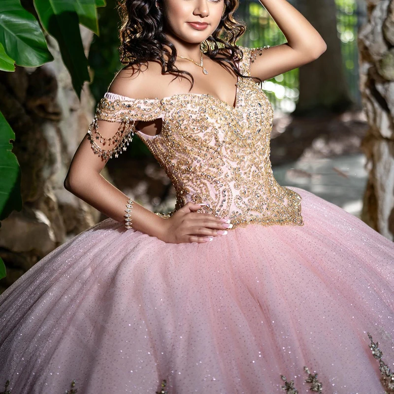 Vestido quinceanera com brilho rosa no ombro, aplicação dourada, perolização com renda, vestido de baile, doce 15, 2024