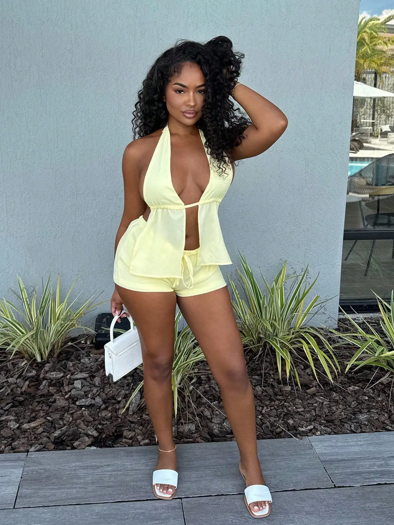 

Женский комплект из топа с вырезом на шее и шорт, летний пляжный наряд, светло-желтый комплект из двух предметов