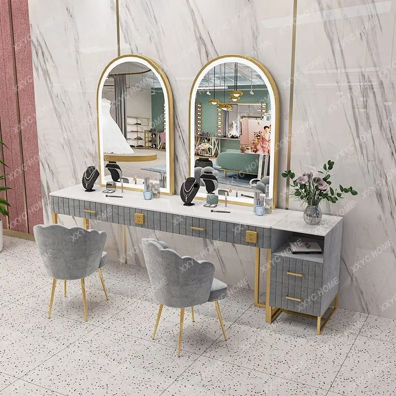 

Салон красоты LBeauty с зеркалом с подсветкой, профессиональным макияжем, мебелью для свадебных салонов и туалетными столиками.