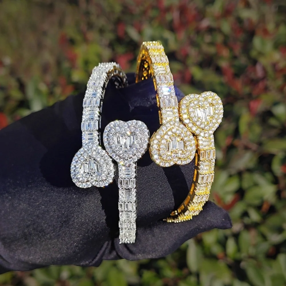 

A igh-End, luxurious, and Fashionable Copper Heart-Shaped Hip-Hop Bracelet Inlaid with Zircon, Perfect as a Gift for Couples.