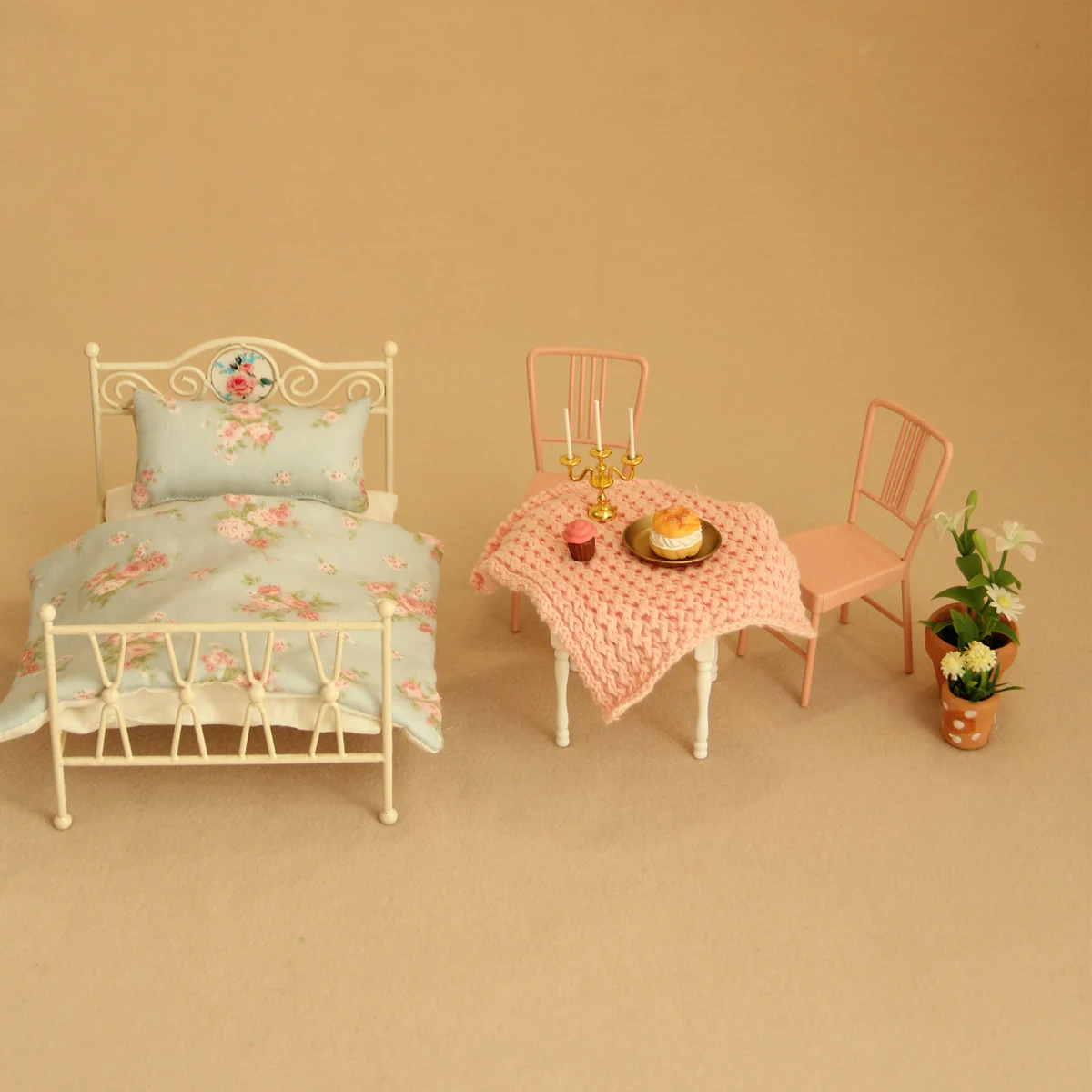 Miniature simulated furniture 1:8-1:12, distressed vintage iron bed, 16cm long, comes with a three-piece bedding set, suitable for dollhouse home decoration