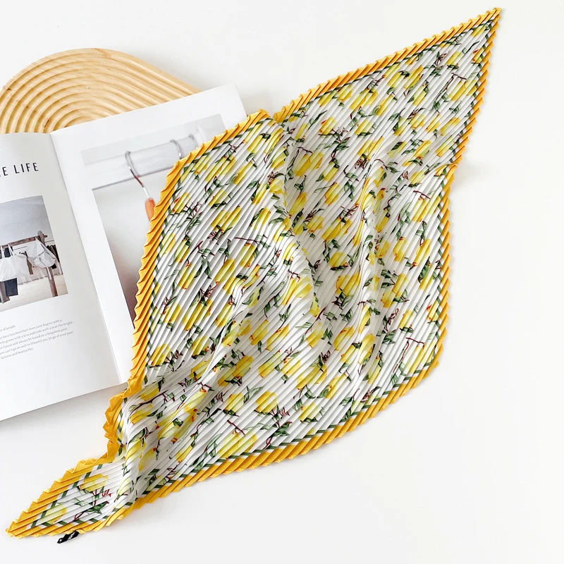 2025 مطوي صغير مربع الساتان وشاح حريري للنساء مشرق الزهور اللون الطباعة الإناث الرقبة الحرس السيدات الأوشحة عقال