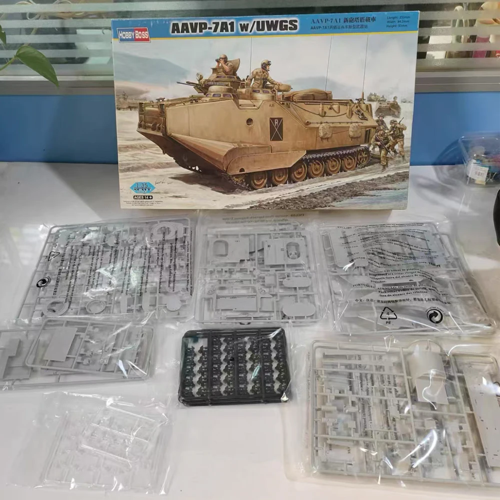 

Hobbyboss 82412, масштаб 1:35 AAVP7A1 AAVP-7A1 с комплектом пластиковой модели бронированного автомобиля-амфибии UWGS