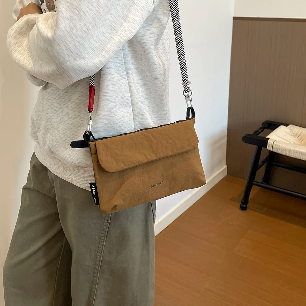 Damen-Umhängetasche, Handtasche im Umschlagstil, aus faltigem Stoff, mit verstellbarem, geflochtenem Träger, leichte Tasche für den täglichen Gebrauch. – Detail 7