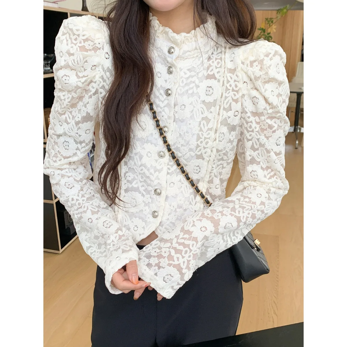 

Французский кружевной топ с длинными рукавами, на одной пуговице, с воротником-стойкой, ажурным цветочным узором и рукавами-фонариками, женская мода