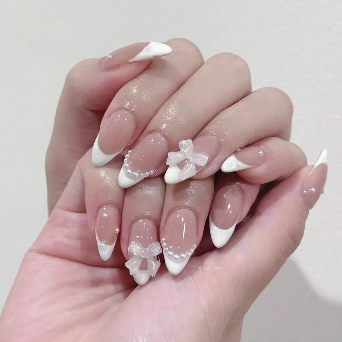 24Pieces Elegant Pearl and Heart Bow Press-On Nails Short Almond Shape Mixed Color Glossy Finish False Nails for Women and Girls