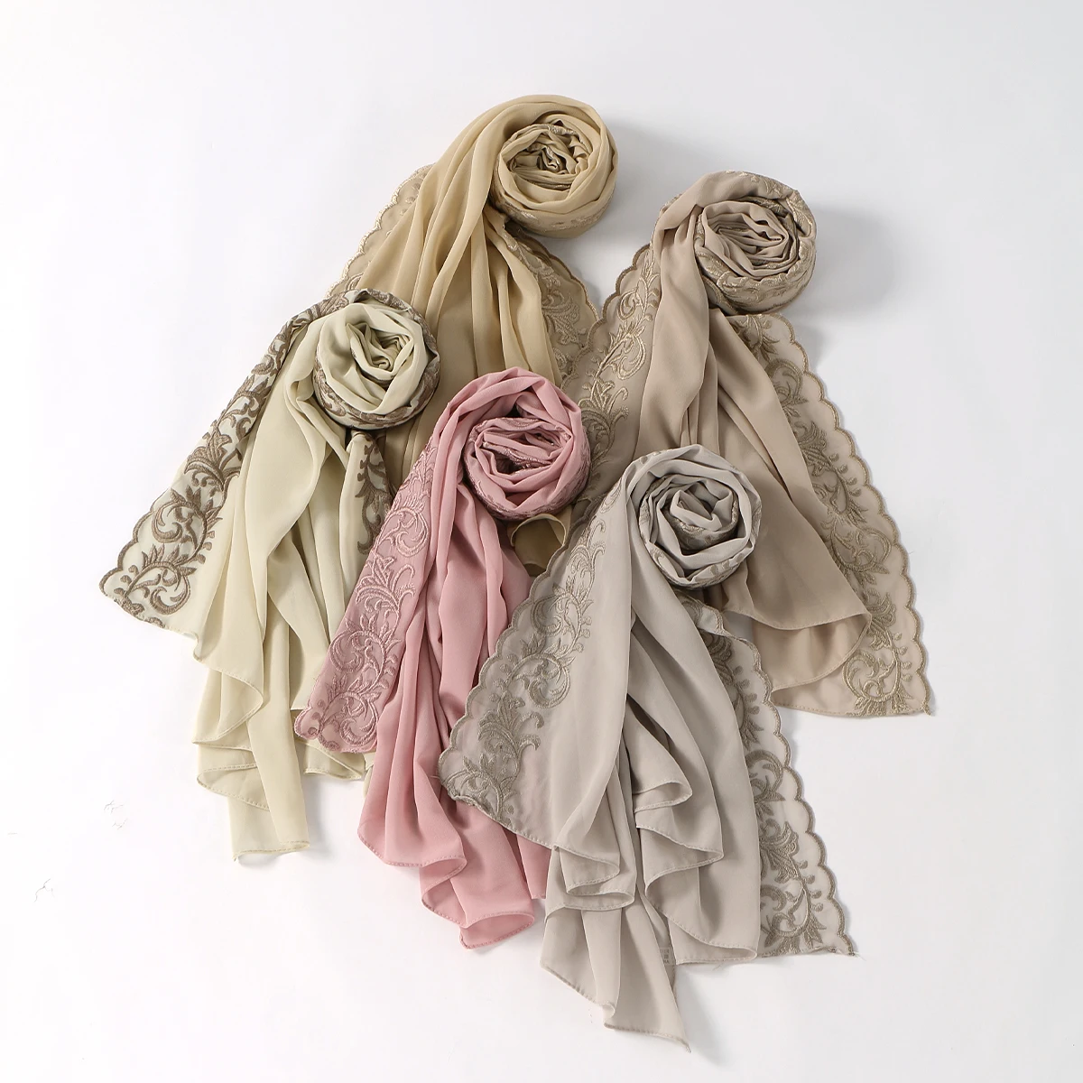 Sciarpa Hijab in chiffon con ricamo floreale per le donne Foulard Hijab musulmano Avvolge morbido Fascia per capelli Scialli per protezione solare estiva Scialli da spiaggia