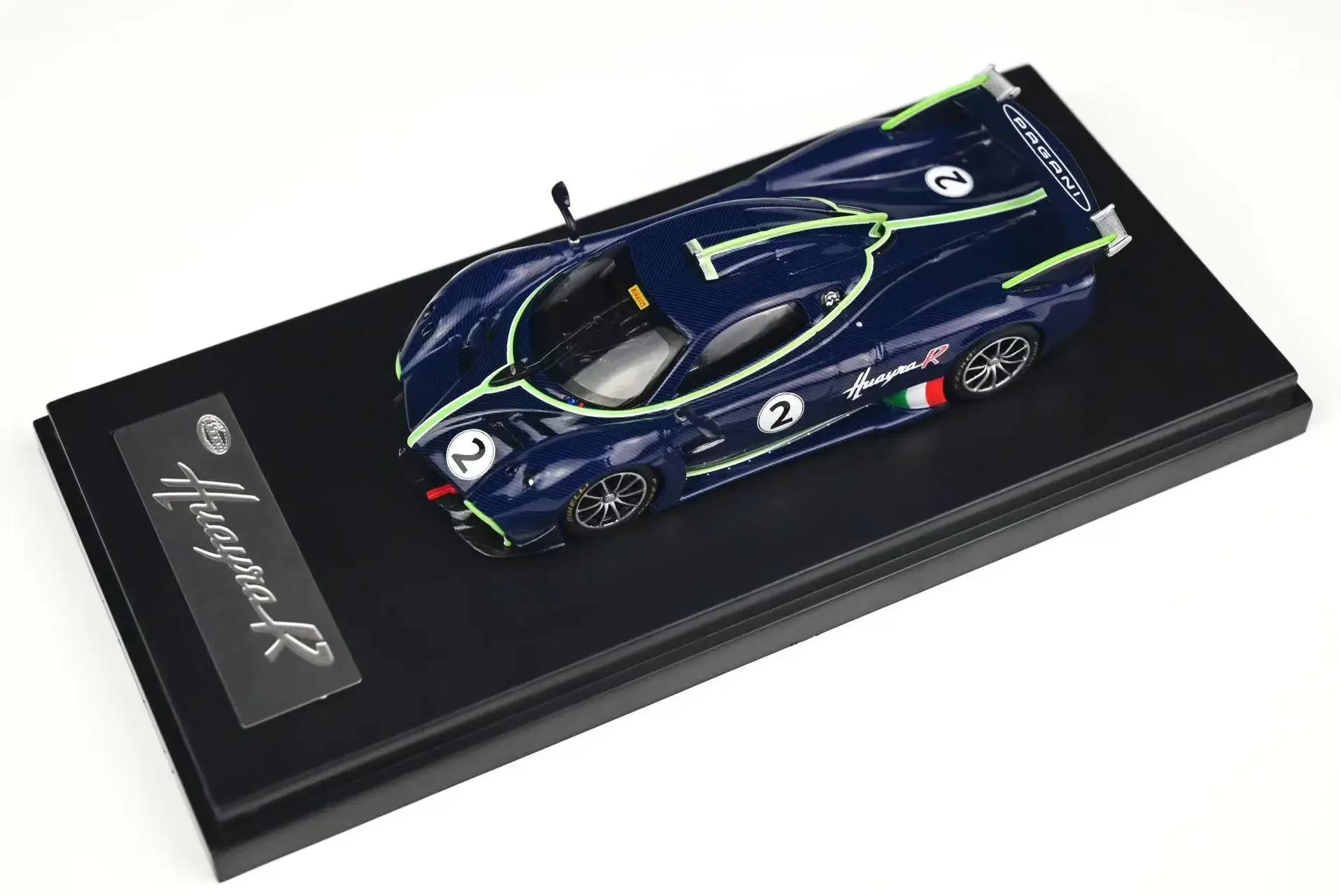 

LCD 1:64 Huayra R Blue carbon NO2 модель автомобиля под давлением