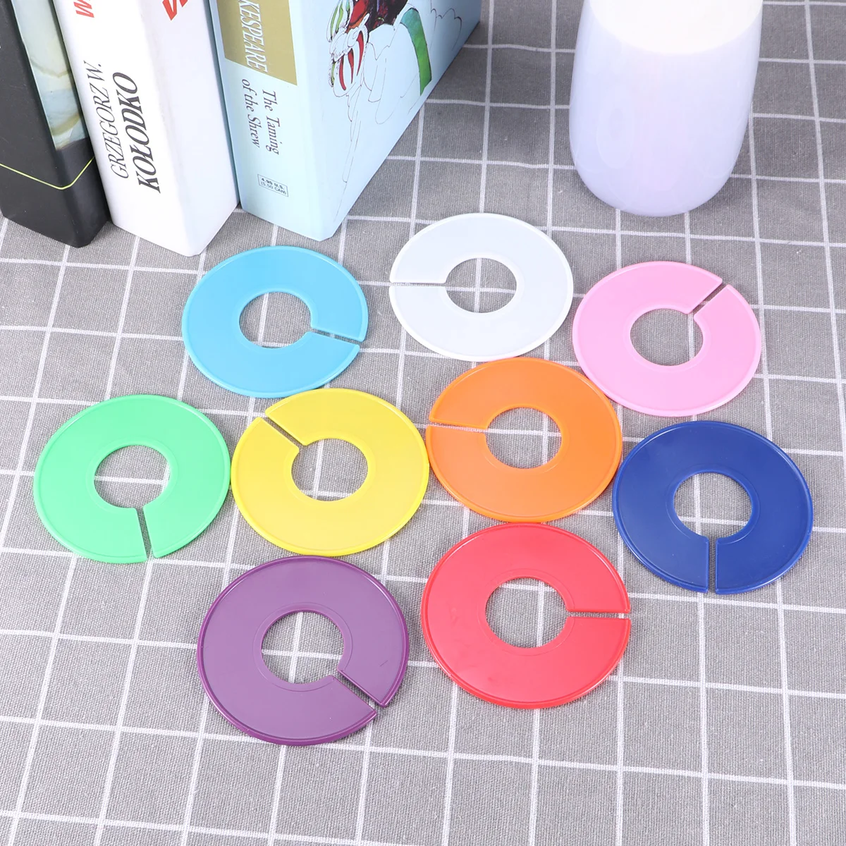 18pcs Plastic Clothing Size Circle Size Dispaly Circle for Store Market (White, Yellow, Red, Green, Blue, Light Bl