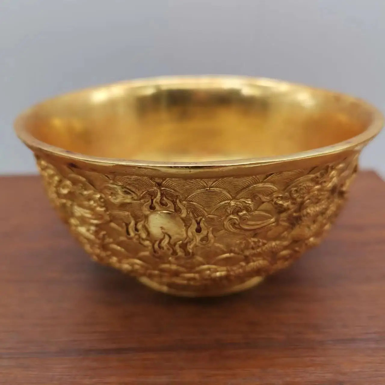 Playing with thickened and gold-plated copper double dragon gold bowls made in the Qianlong era, collecting old items in rura