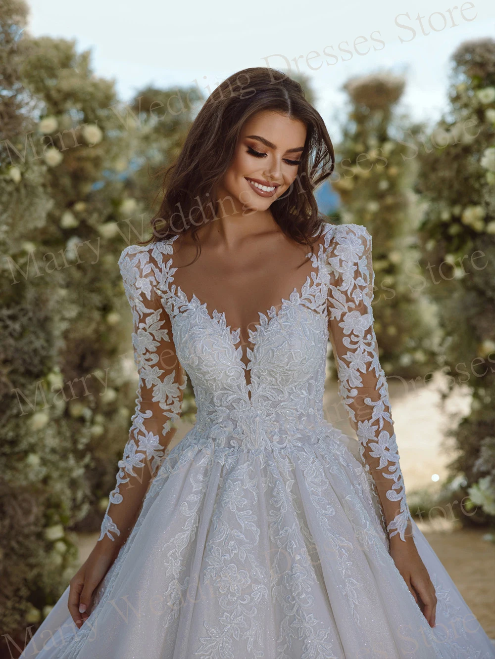 Bellissimi abiti da sposa principessa a-line nuovi abiti da sposa con bottoni ricamati in pizzo manica intera Sweep Train lunghezza del pavimento per le donne