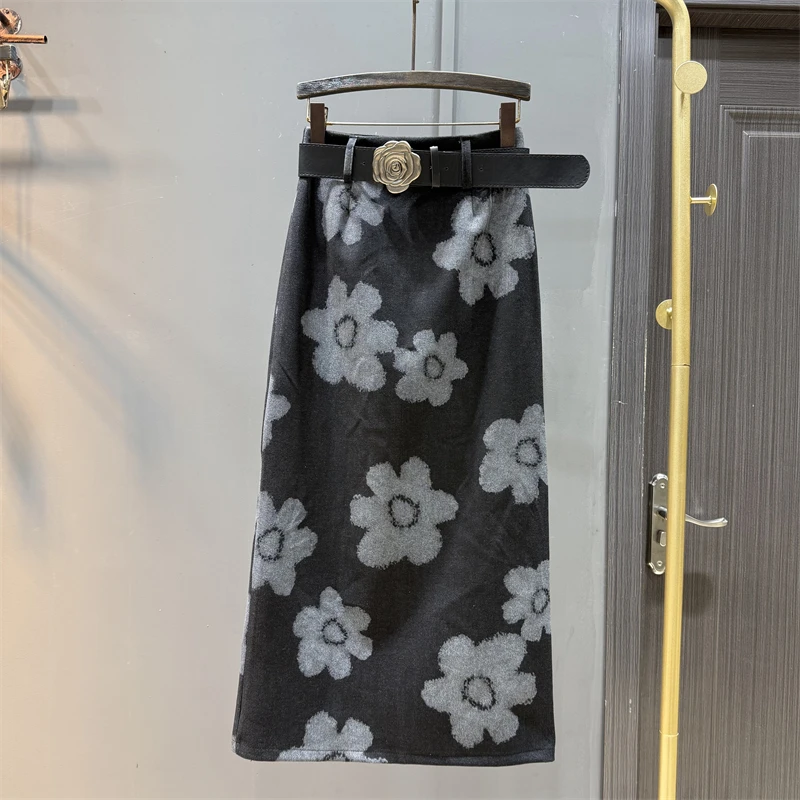 

Retro and casual straight leg skirt women in the autumn of 2025 niche print elegant versatile and slimming long skirt