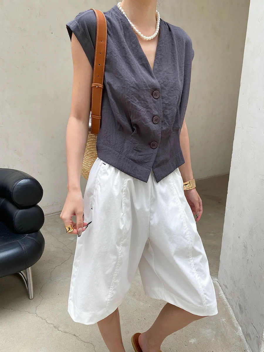 Sommerliche Damen-Weste in unifarbenem, lässigem Design mit Schultertasche, plissiertem V-Ausschnitt und ärmellosem Schnitt. – Detail 35