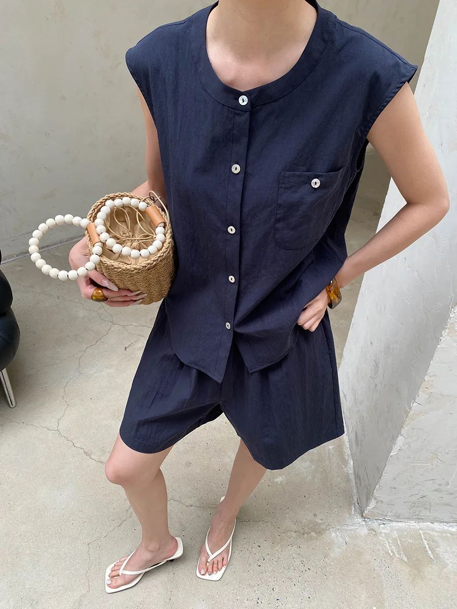 Sommerliches Damen-Set aus einfarbiger, ärmelloser Weste mit Rundhalsausschnitt und hochtaillierten Shorts für den Alltag – Detail 11