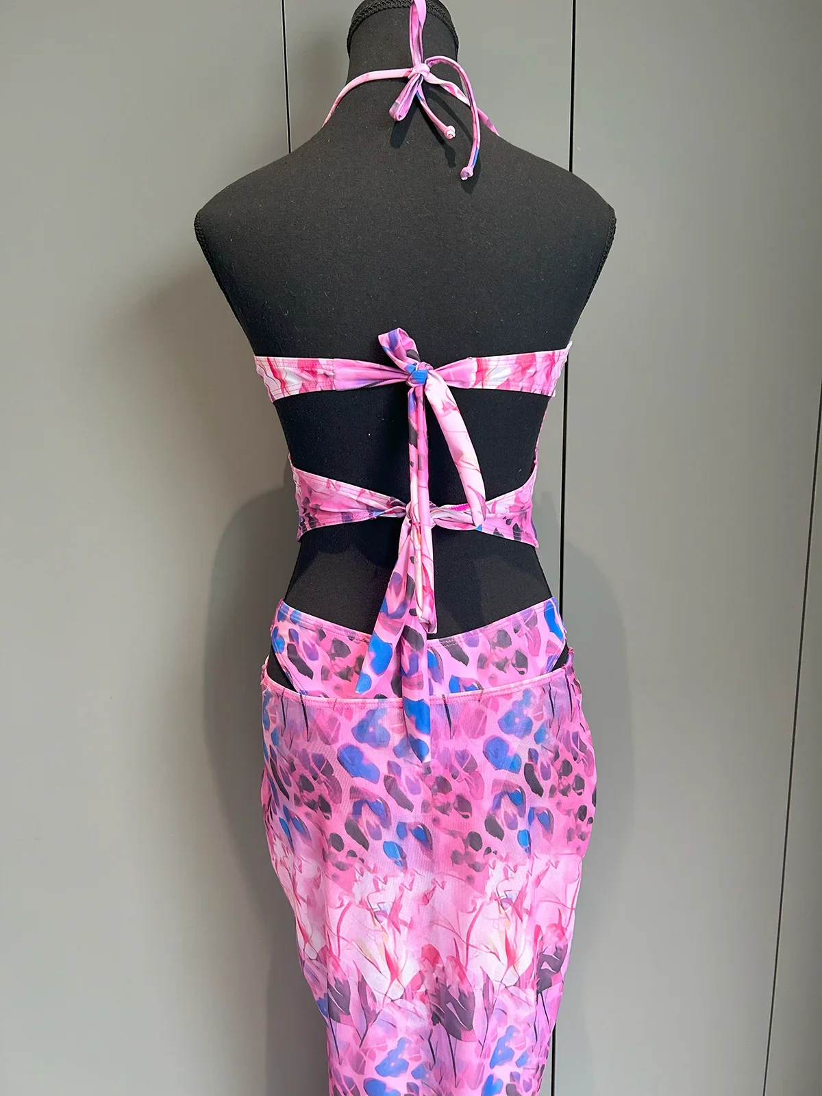 Traje de baño de una pieza con cuello Halter calado estampado y vestido largo de encaje 2025, traje de baño sin tirantes para mujer, ropa de playa elegante