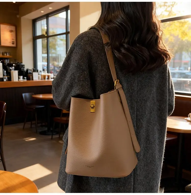 Minimalistische Kamelbraune Kunstleder-Bucket-Bag, genarbte Textur mit Schlossakzent, vielseitige Alltagstasche für Arbeit & Ausflüge – Detail 11