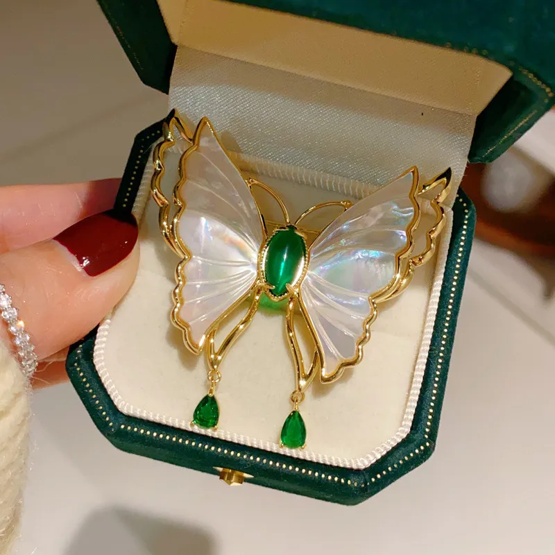 

CC Vintage Brooch Natural Shell Butterfly Shape Coat Pins Imitation Emerald French Style Cardigan Shawl Buckle Party Gift B84