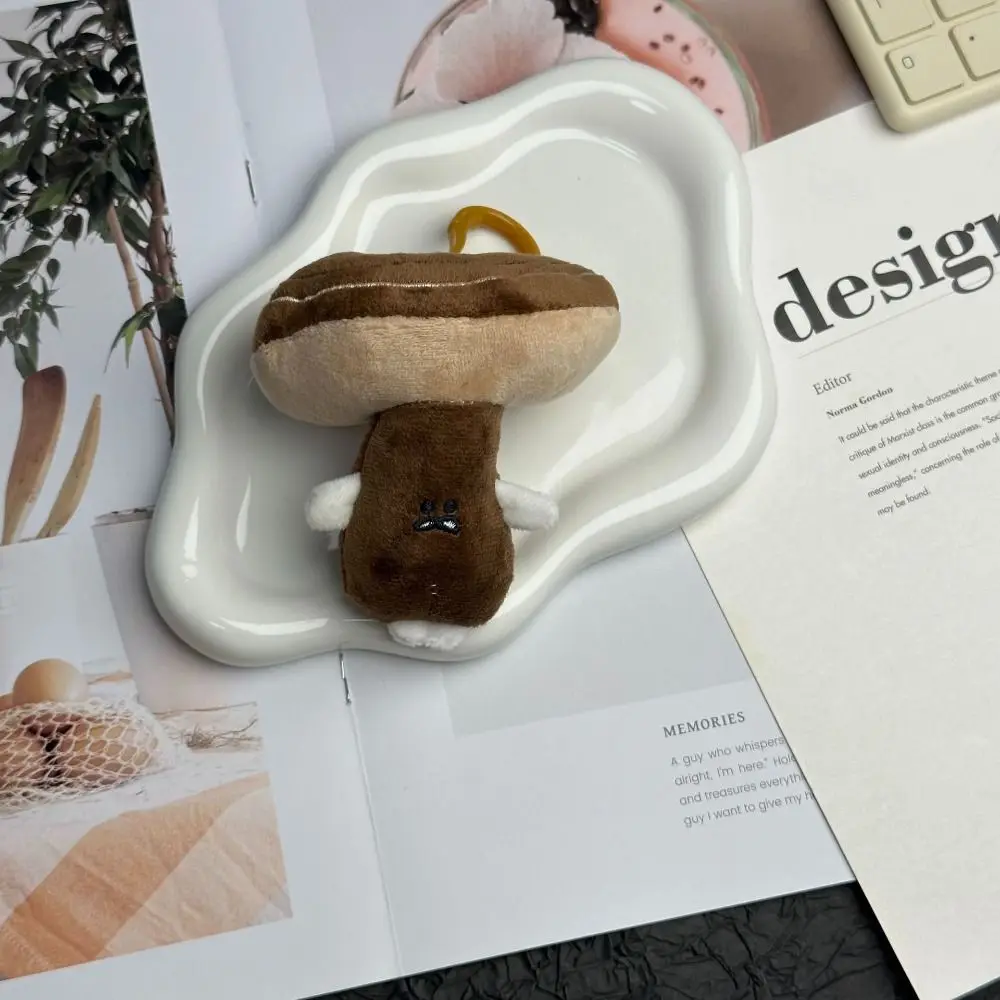 Portachiavi per bambola di peluche con pianta di cartone animato Portachiavi tradizionale con ciondolo fortunato che piange di funghi Portachiavi con perline Portachiavi carini multicolori