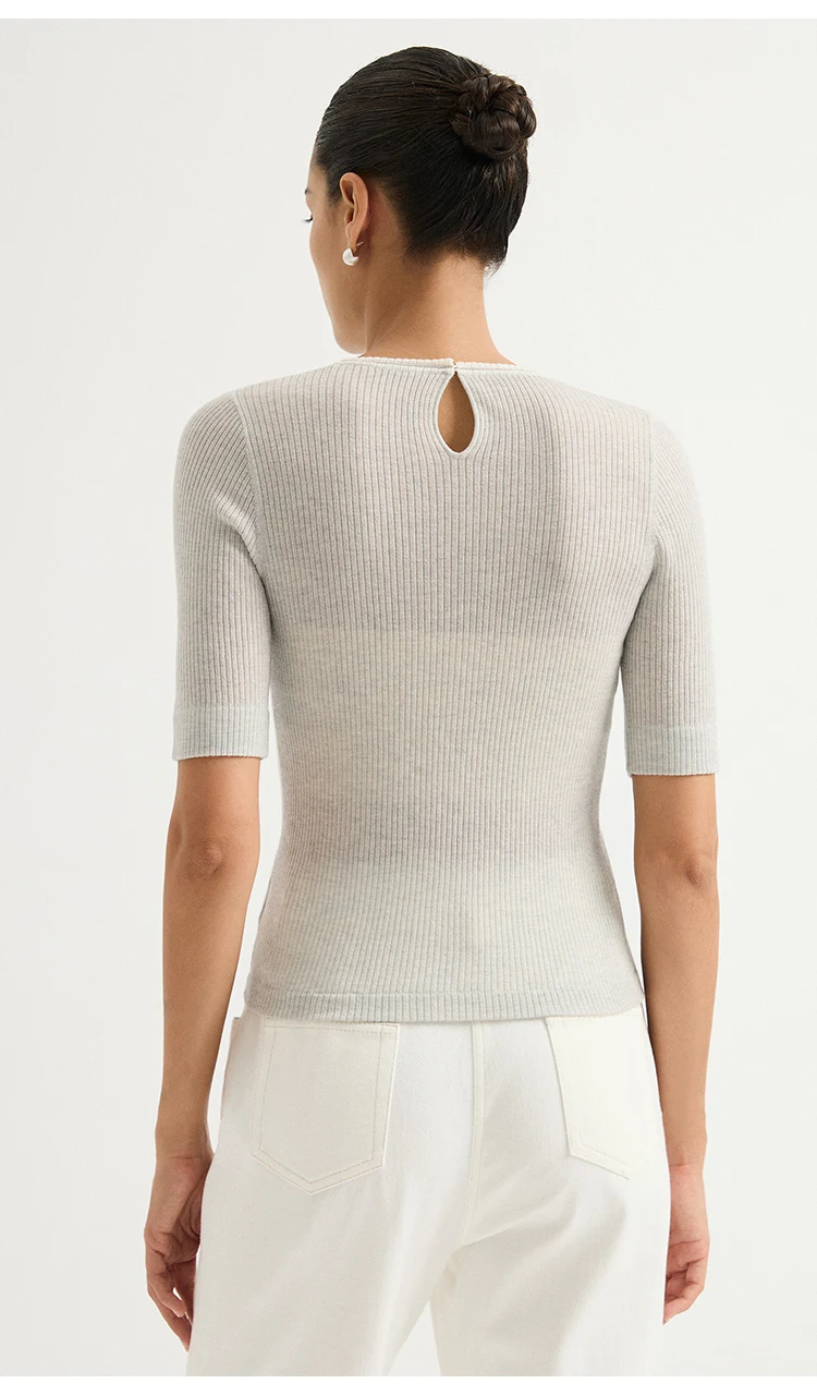 BY3621584 Damen-Pullover mit Rundhalsausschnitt aus Wollmischung, gerippt, kurze Ärmel, Kontrastkragen, Kettenverzierung, Schlüsselloch am Rücken, dezenter Luxus für den Herbst – Detail 6