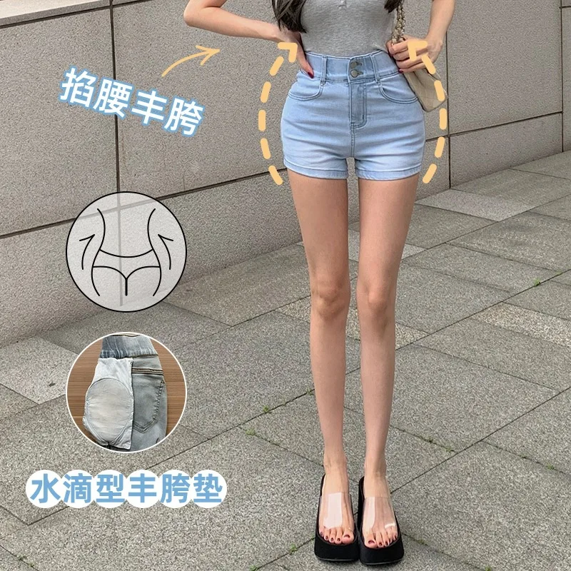 

Джинсовые шорты с высокой талией, двойной застежкой на пуговицы, эффектом подтяжки ягодиц и полной посадкой на бедрах, стильные, стройнящие, с подкладкой в промежности 0,8 см, модель 2024 года.