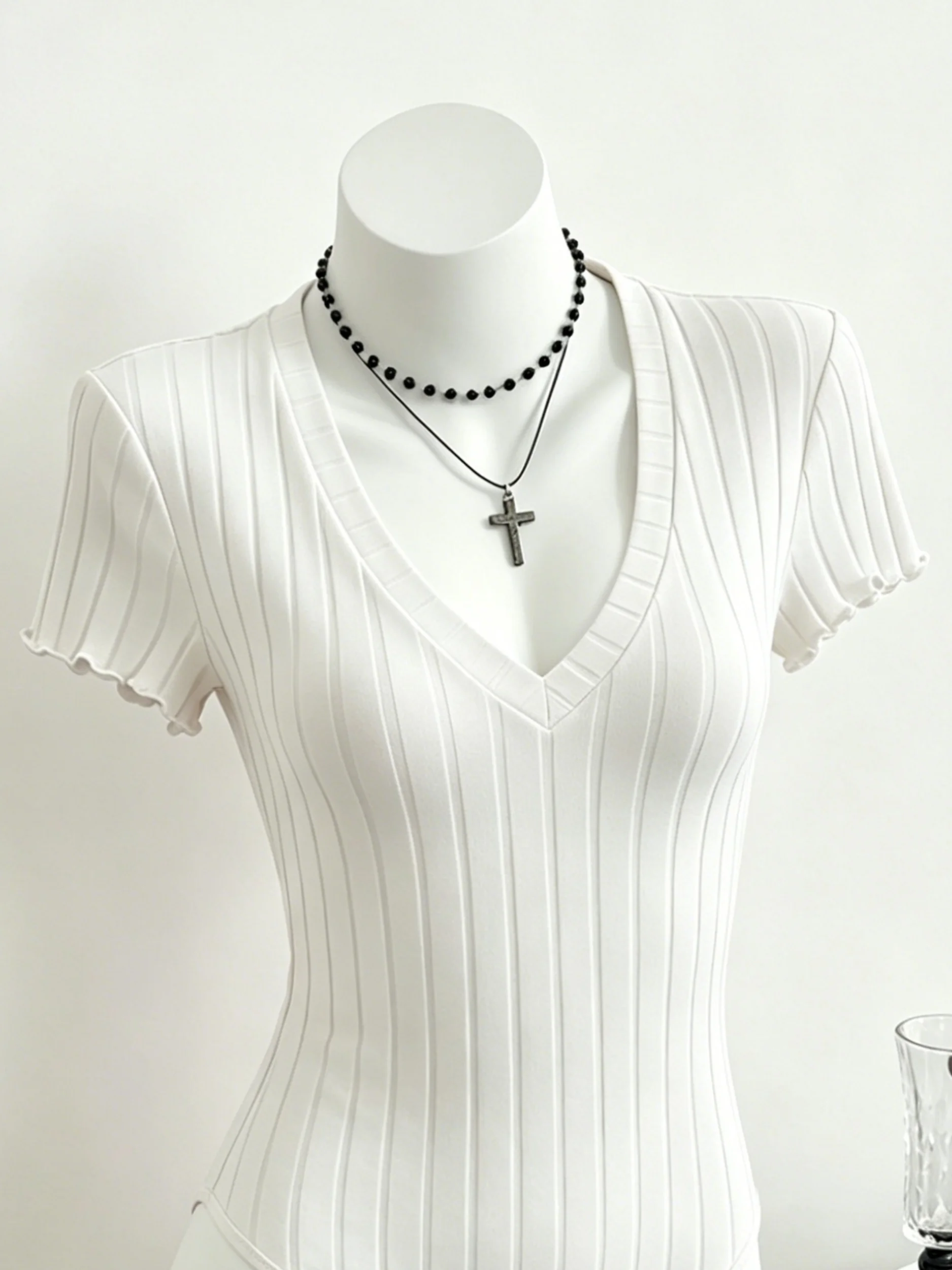 Damen gerippter V-Ausschnitt Kurzarm-Body mit Rüschenärmeln, schmal geschnittener, dehnbarer Strick-Jumpsuit, lässiger Mode-Top für Ausgehzwecke. – Detail 3