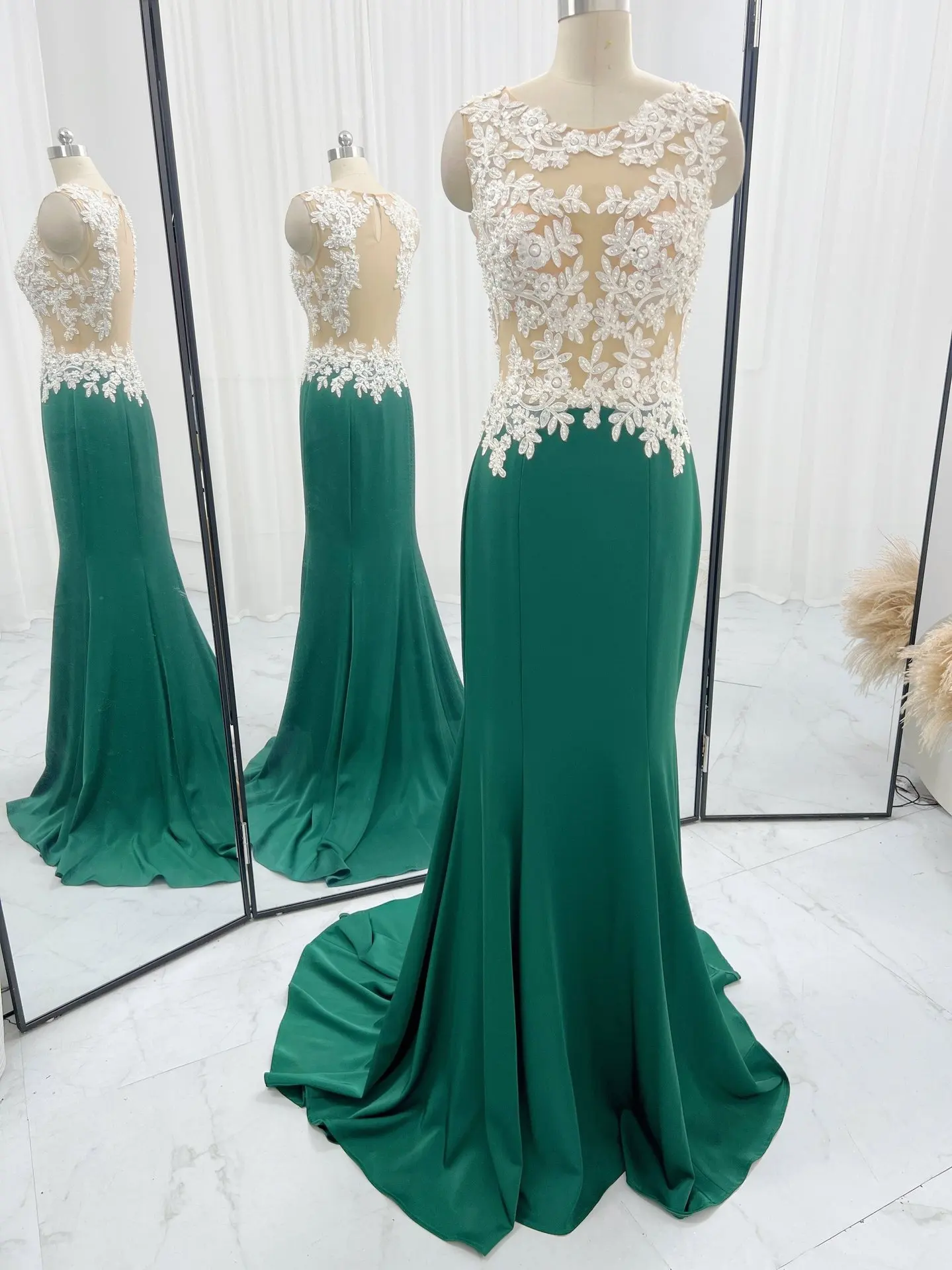 Green High -End Elegant Elegant And Dignified Sleeveless LaceThin Mermaid Long Tail Tail Evening Dress M1424