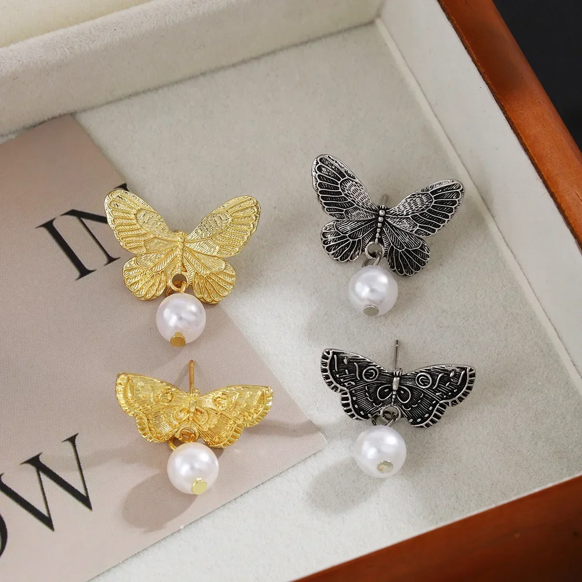 

Vintage Zinc Alloy Asymmetrical Butterfly Stud Earrings Golden Standing Butterfly Studs Earrings for Women Graduation Jewelry