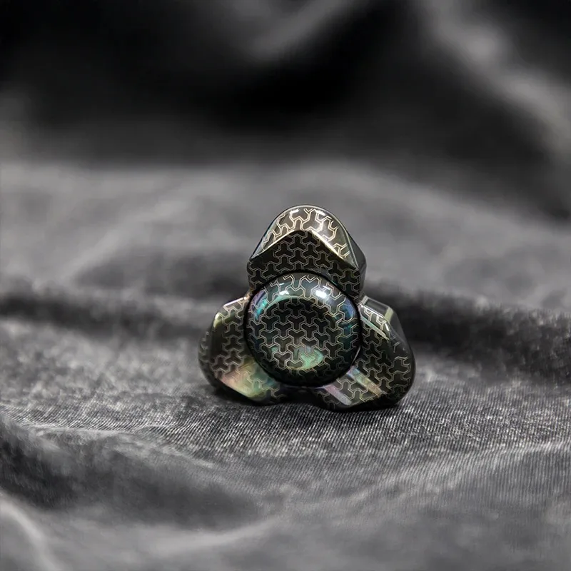 TIER I Feather Spinner Tre strati Fidget Spinner EDC Giocattoli antistress Fidget Spinner Allevia l'ansia