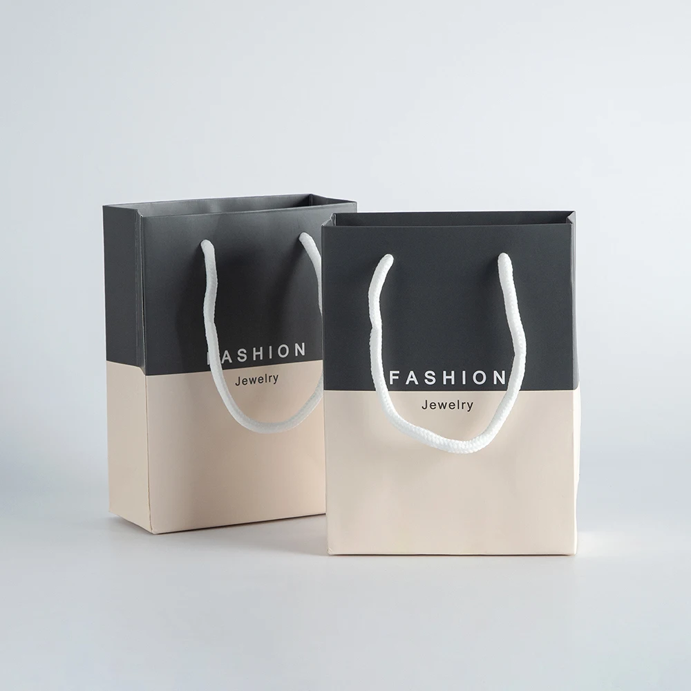 Luxury Bulk Environment Friendly Kraft Gift Bag for Pajamas Clothes Shoes Packaging Birthday Wedding Xmas Paper Handle Tote Bag