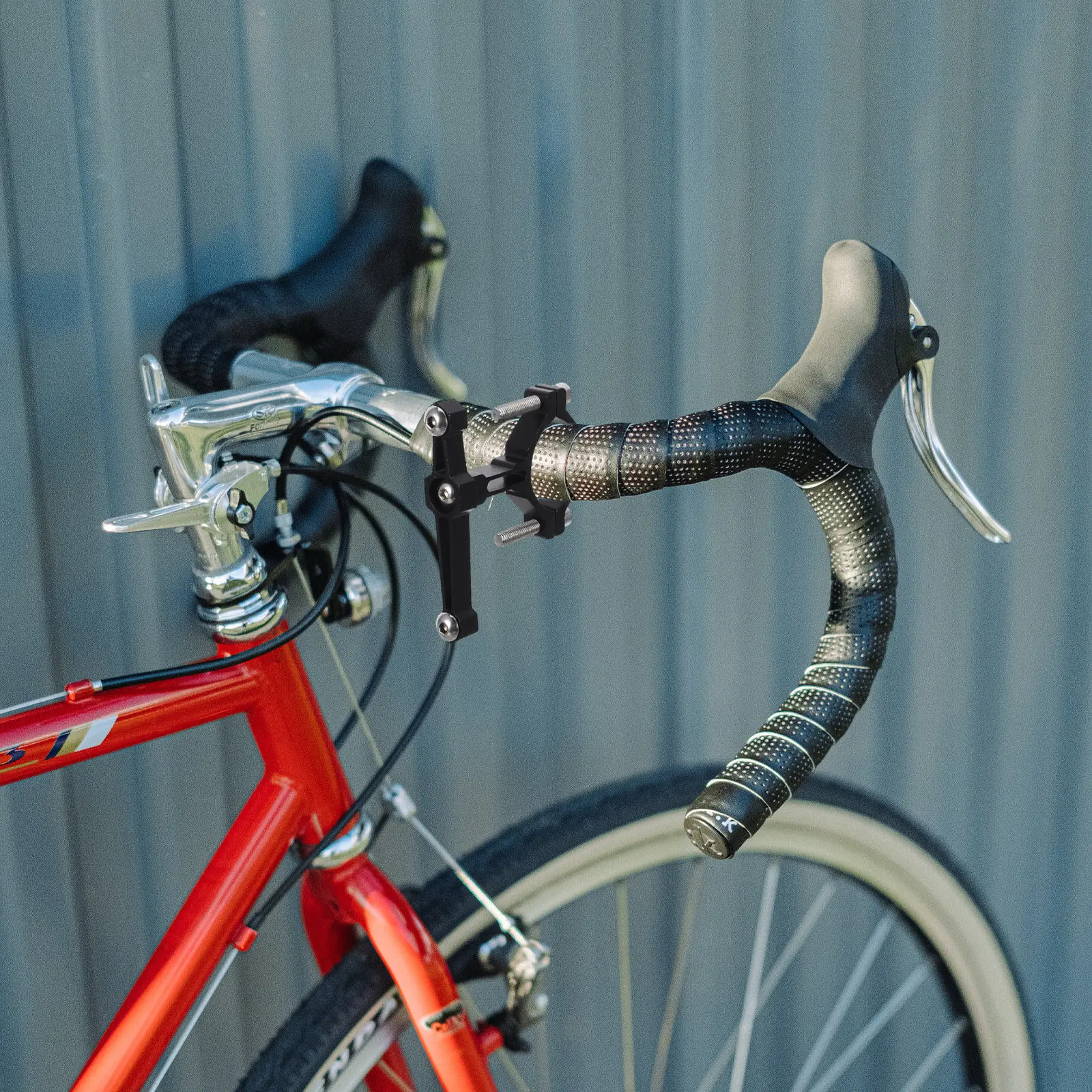 Adaptateur de porte-bidon pour vélo, angle réglable, fixation en alliage d’aluminium pour fourche avant, compatible avec les porte-bidons de 19 mm et 40 mm, fixation sûre et antidérapante, installation rapide.