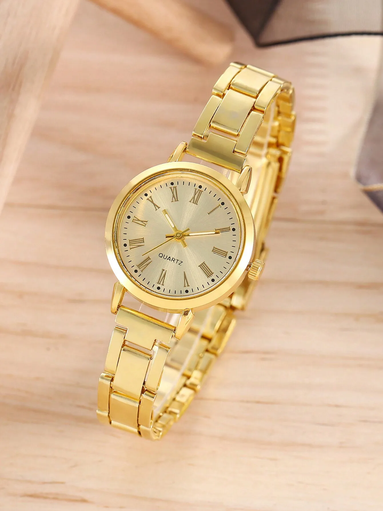 

Кварцевые часы золотого цвета с римскими цифрами и ремешком из нержавеющей стали