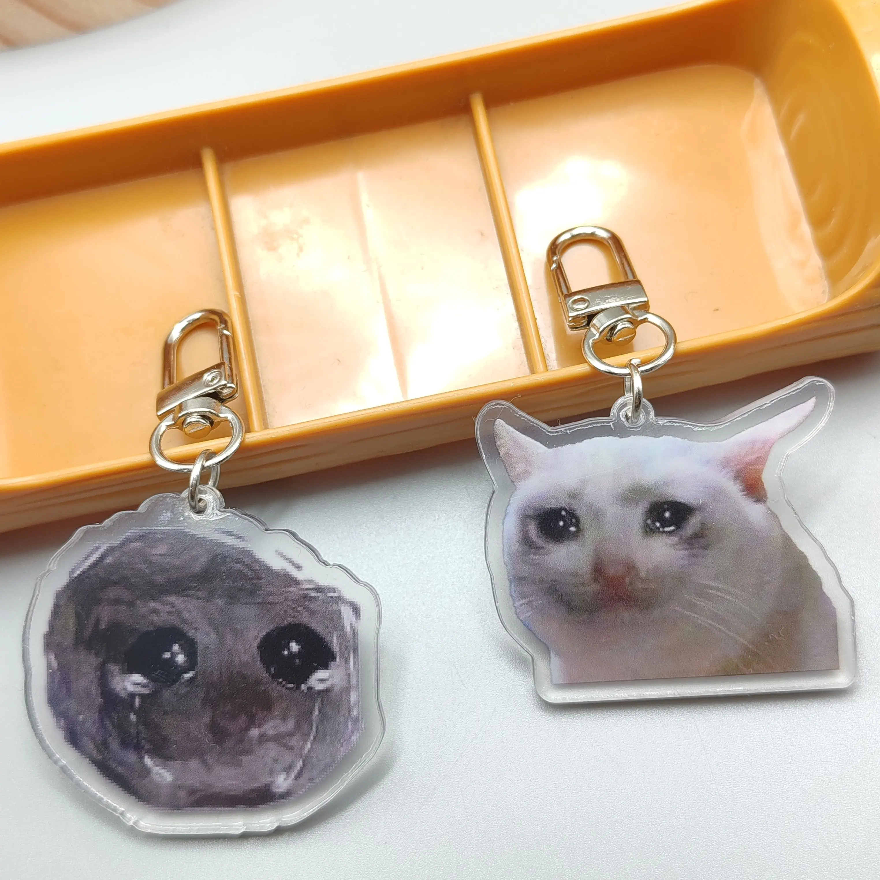 Ciondolo borsa da donna portachiavi Anime carino per borse Tearful Sad Hamster Meme Sad Cat Meme cose carine regalo economico per il miglior amico