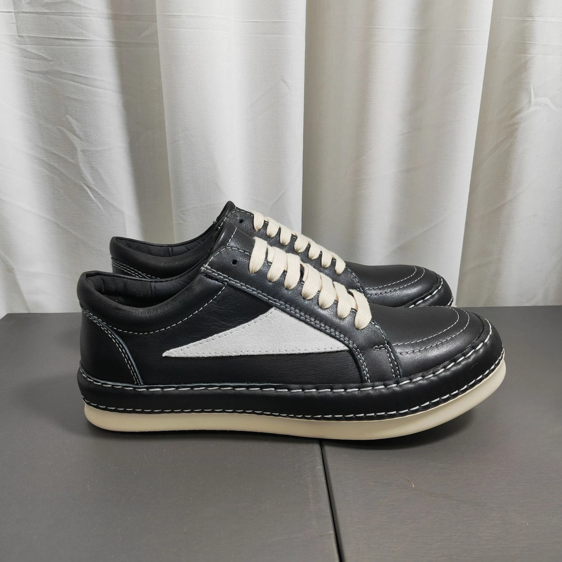 

Мужские повседневные кожаные кроссовки на толстой подошве в уличном стиле, универсальные, модные, спортивные, темная серия, с круглым носком, резиновая подошва