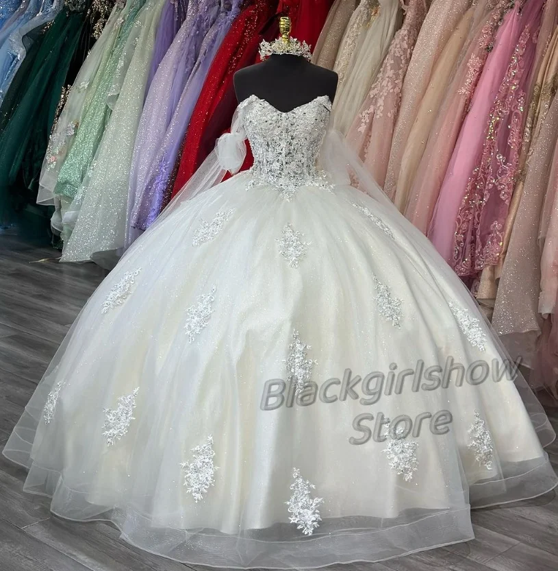 Bianco 15 abiti Quinceanera 2024 lussuoso elegante guaina di cristallo Applique ritaglio Design abiti da sposa De Xv aecos 2024