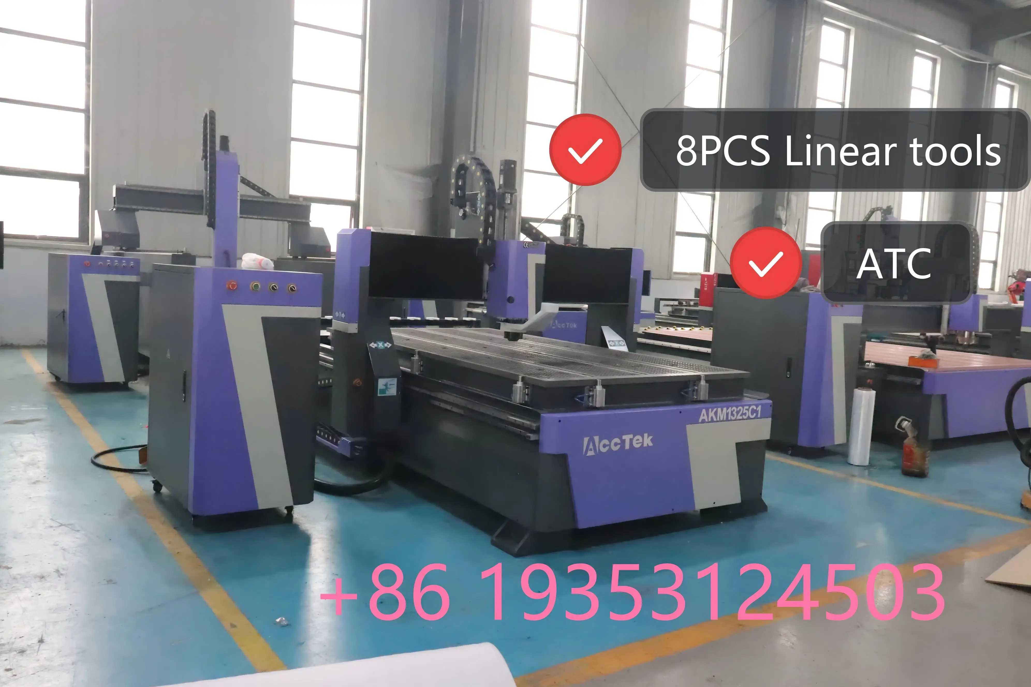 Machine de gravure CNC économique à trois axes 1300 x 2500 mm avec changement d'outil automatique pour le fraisage de meubles en bois dur et d'acrylique